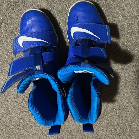 - Nike youth football high top cleats. Velcro no lacing - Picture 5 of 7